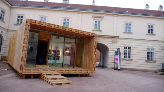 Pallet-Haus pallet haus, pallet house, modular house, modular, prefabricated, affordable, energy efficient, low income housing, design for disaster, recycled materials, recycled building materials, sustainable building, eco design, green design