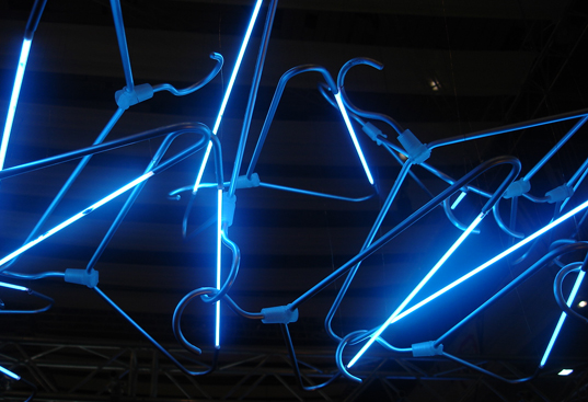 Ali Siahvoshi cascading coat hangers, recycled coat hanger lights, recycled hanger light by ali siahvoshi, recycled coat hanger chandelier, fabbian