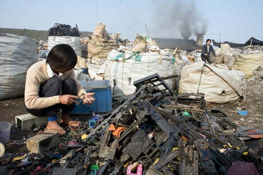 e-waste recycling Mumbai, e-waste disposal India, Eco Reco Bombay, Eco Reco India, electronics recycling India, electronics recycling initiatives India, e-waste environmental issues, toxic e-waste, e-waste pollution, burning electronics, toxic chemicals e-waste, ewaste4.jpg