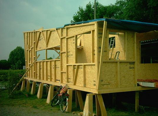 confused direction, schwimmhaus, boat house, sustainable house boat, green roof house boat, green architecture, green building