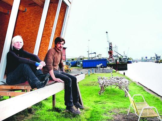 confused direction, schwimmhaus, boat house, sustainable house boat, green roof house boat, green architecture, green building