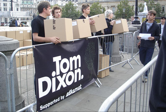 tom DIXON: GLOWB Energy Saving Light Installation, Trafalgar Square, Tom Dixon Giveaway, trafalgar square, eco lights, london design festival, london eco design, london green design, light giveaway, free green lights, eco lighting, London Inhabitat writers